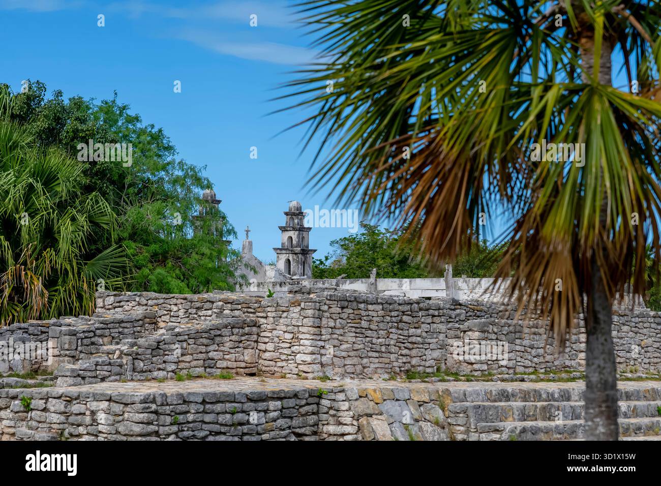 Die Maya-Ruinen von Xcambo in Telchec, Yucatan, Mexiko, bieten einen faszinierenden Einblick in die antike Geschichte – Skulpturen, Pyramiden und eine reiche kulturelle Wandteppiche Stockfoto