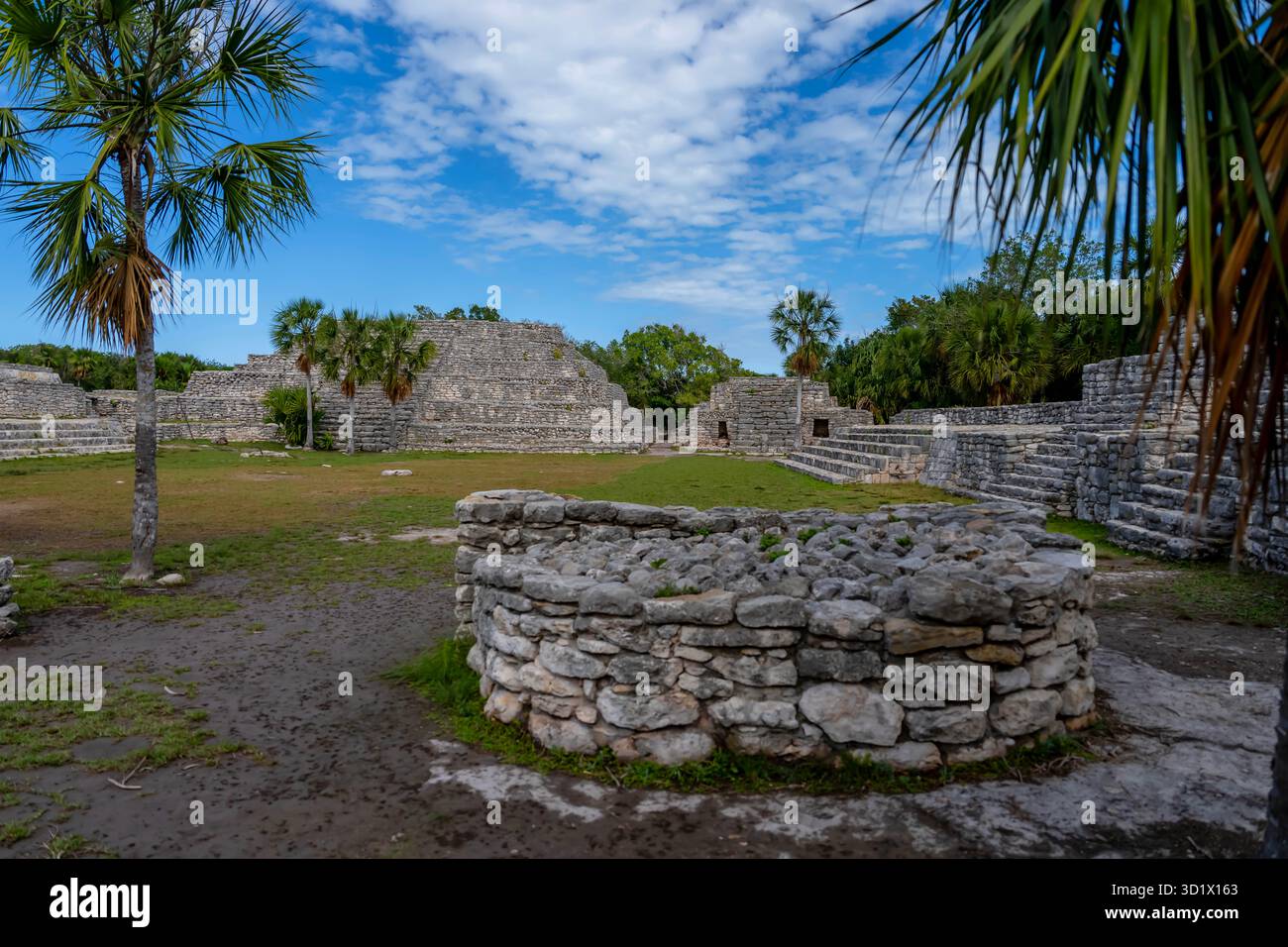Die Maya-Ruinen von Xcambo in Telchec, Yucatan, Mexiko, bieten einen faszinierenden Einblick in die antike Geschichte – Skulpturen, Pyramiden und eine reiche kulturelle Wandteppiche Stockfoto