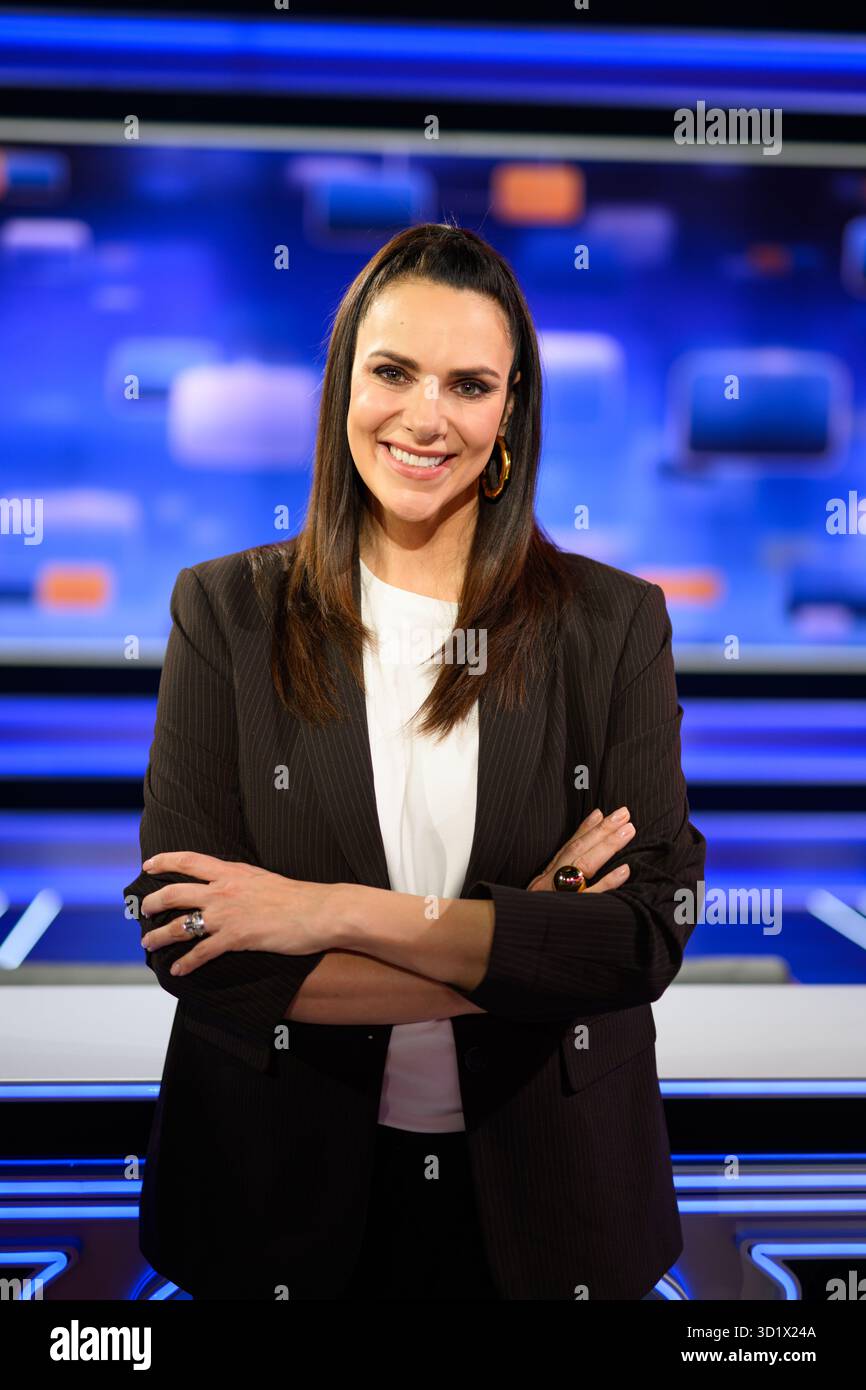 Hamburg, Deutschland. Oktober 2025. Esther Sedlaczek, Moderatorin, während einer Fotosession im Studio der ARD-Sendung Quizduell Olymp. Darlegung: Daniel Reinhardt/dpa/Alamy Live News Stockfoto