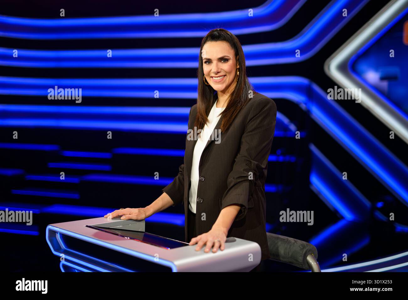 Hamburg, Deutschland. Oktober 2025. Esther Sedlaczek, Moderatorin, während einer Fotosession im Studio der ARD-Sendung Quizduell Olymp. Darlegung: Daniel Reinhardt/dpa/Alamy Live News Stockfoto
