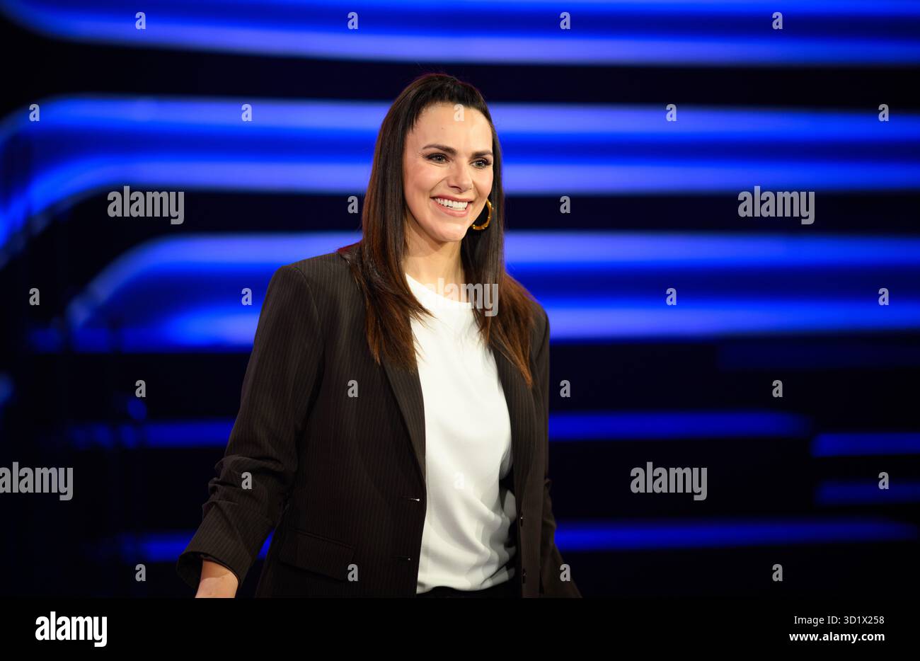 Hamburg, Deutschland. Oktober 2025. Esther Sedlaczek, Moderatorin, während einer Fotosession im Studio der ARD-Sendung Quizduell Olymp. Darlegung: Daniel Reinhardt/dpa/Alamy Live News Stockfoto