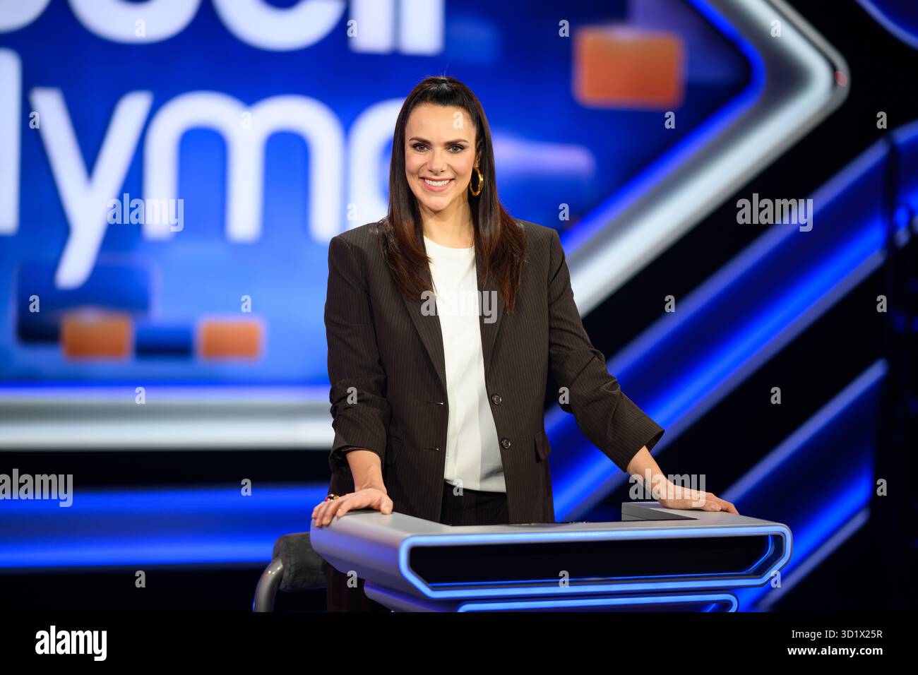 Hamburg, Deutschland. Oktober 2025. Esther Sedlaczek, Moderatorin, während einer Fotosession im Studio der ARD-Sendung Quizduell Olymp. Darlegung: Daniel Reinhardt/dpa/Alamy Live News Stockfoto