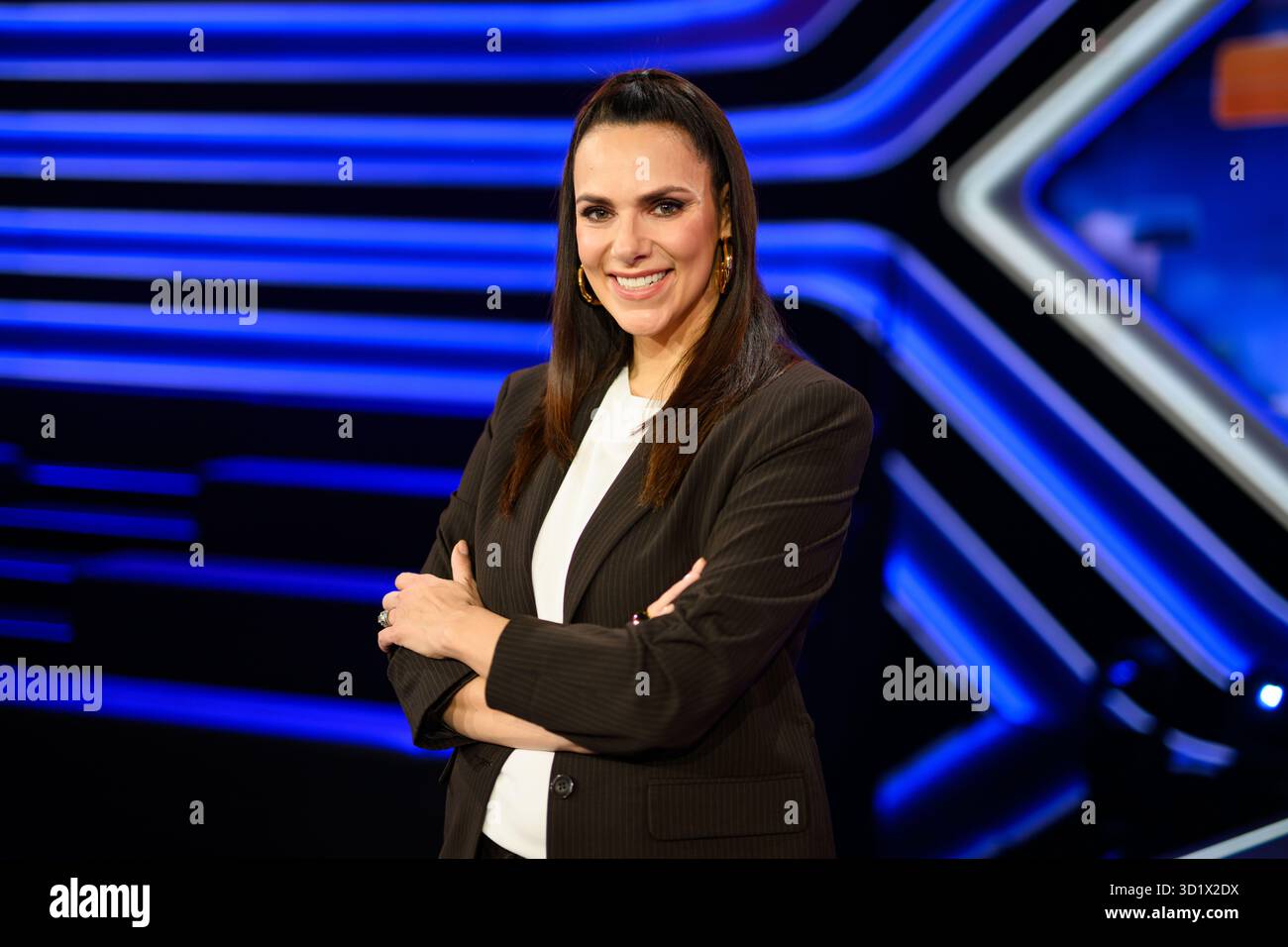 Hamburg, Deutschland. Oktober 2025. Esther Sedlaczek, Moderatorin, während einer Fotosession im Studio der ARD-Sendung Quizduell Olymp. Darlegung: Daniel Reinhardt/dpa/Alamy Live News Stockfoto