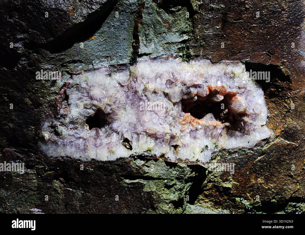 Druse mit Calcit auf Steinkristall, Steinkaulenberg Edelsteinminen, Idar-Oberstein, Deutschland, Europa Stockfoto