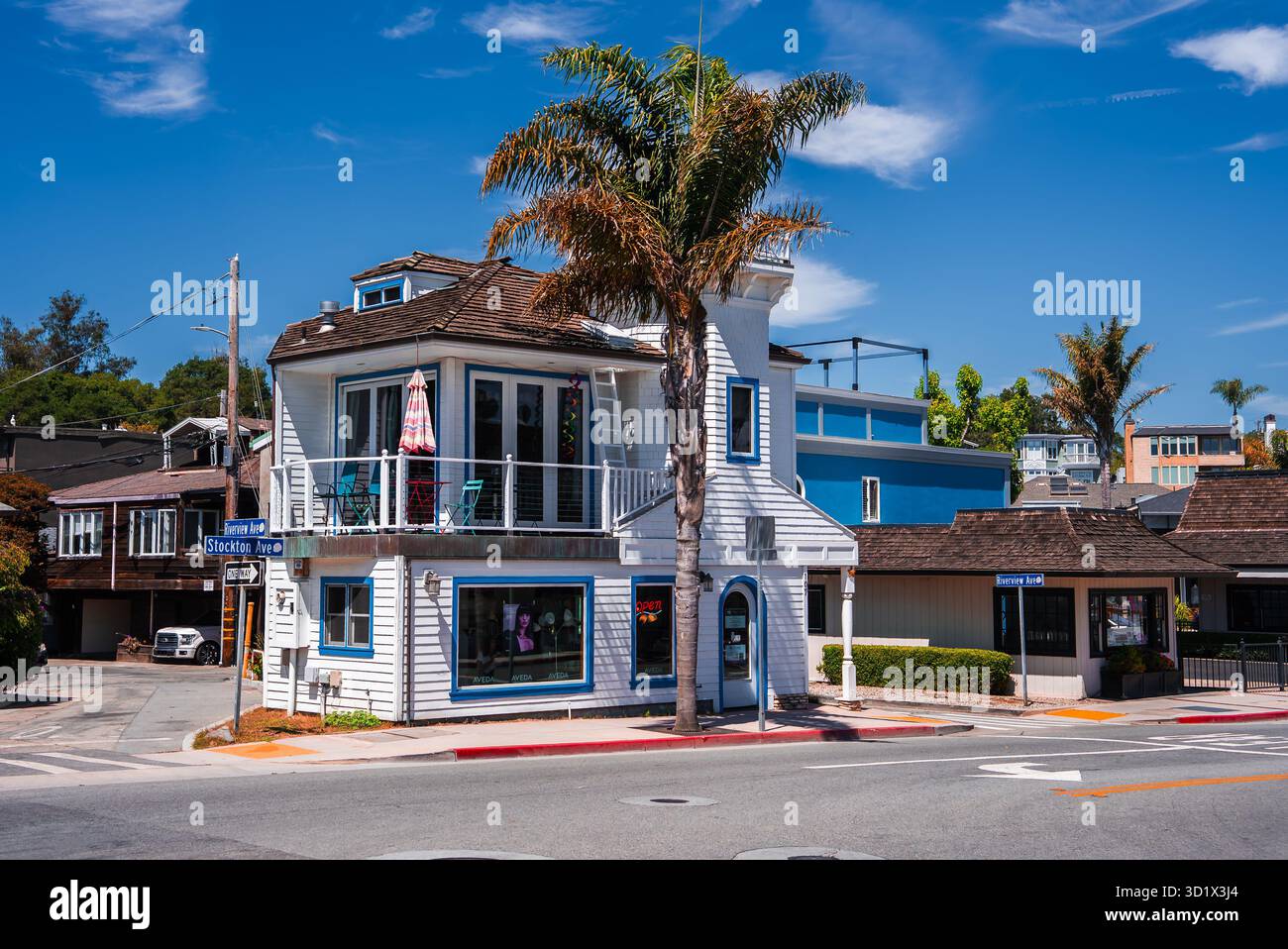 Küstenecke mit Türmchen und Palmen in Capitola Village Stockfoto