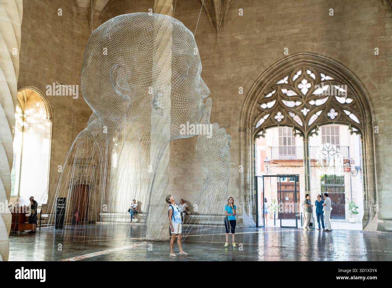 Werk des katalanischen Künstlers Jaume Plensa im gotischen Gebäude von La Lonja, Palma, Mallorca, Balearen, Spanien Stockfoto