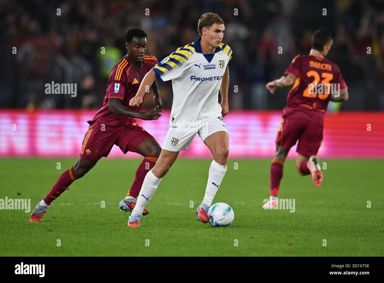 Rom, Italien. Oktober 2025. Mateo Pellegrino von Parma Calcio 1923 und Evan N’Dicka von A.S. Roma sind am 9. Tag der Serie A Meisterschaft zwischen A.S. Roma und Parma Calcio 1913 im Olympiastadion am 29. Oktober 2025 in Rom, Italien, im Einsatz. Quelle: Unabhängige Fotoagentur/Alamy Live News Stockfoto