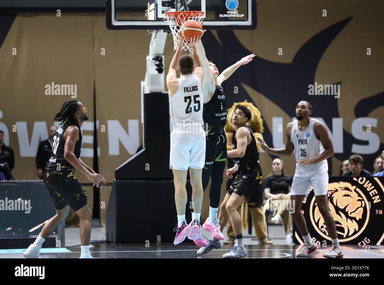 Braunschweig, Deutschland. Oktober 2025. V.l. Chip Flanigan (Basketball Loewen #30), Giorgos Fillios (PAOK BC #25), Luka Scuka (Basketball Loewen #5), Joshua Obiesie (Basketball Loewen #8), Ben Moore (PAOK BC #26) Basketball Loewen Braunschweig vs. PAOK Thessaloniki, Basketball, FIBA Europe Cup 2025/26, Gruppenphase, 3. Spieltag, 29.10.2025 Foto: Eibner-Pressefoto/Thomas Stoecker Credit: dpa/Alamy Live News Stockfoto