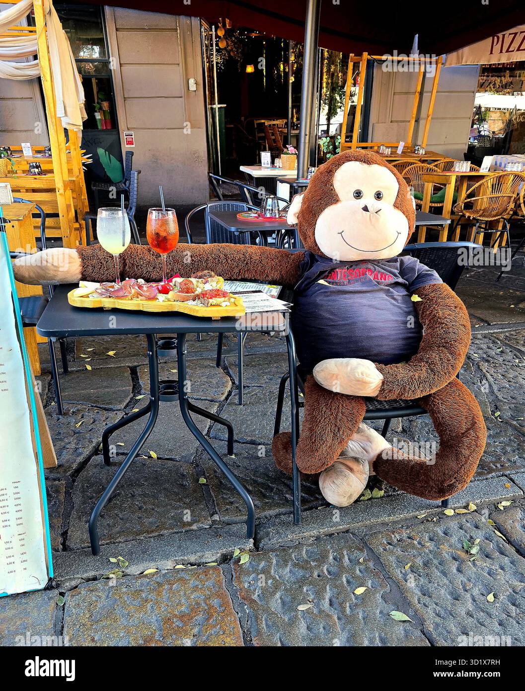 Lustige Monkey Pizza Italien - Smartphone-aufgenommenes Stockfoto