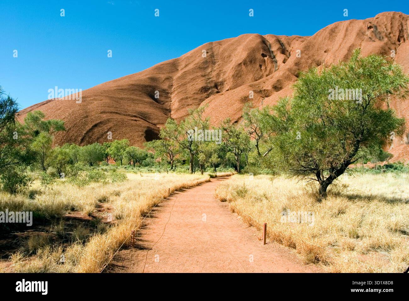 Wanderweg rund um den Uluru (Ayers Rock) im Uluṟu-Kata Tjuṯa Nationalpark, Northern Territory, Australien Stockfoto