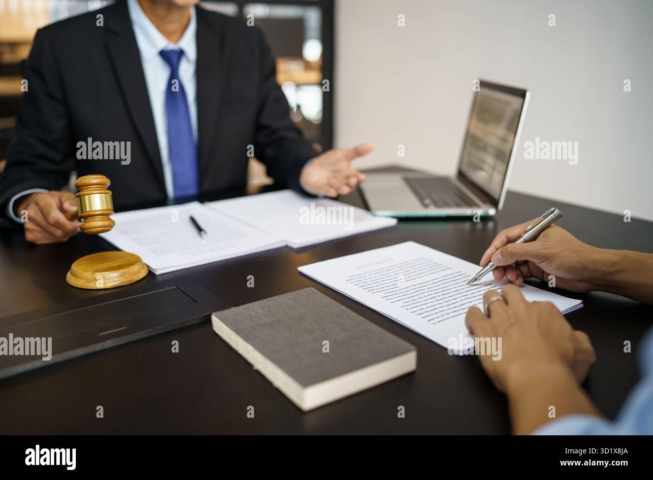 Rechtsberater präsentiert auf dem Client einen unterzeichneten Vertrag mit Hammer und rechtlichen Gesetz. Justiz und Rechtsanwalt Konzept Stockfoto