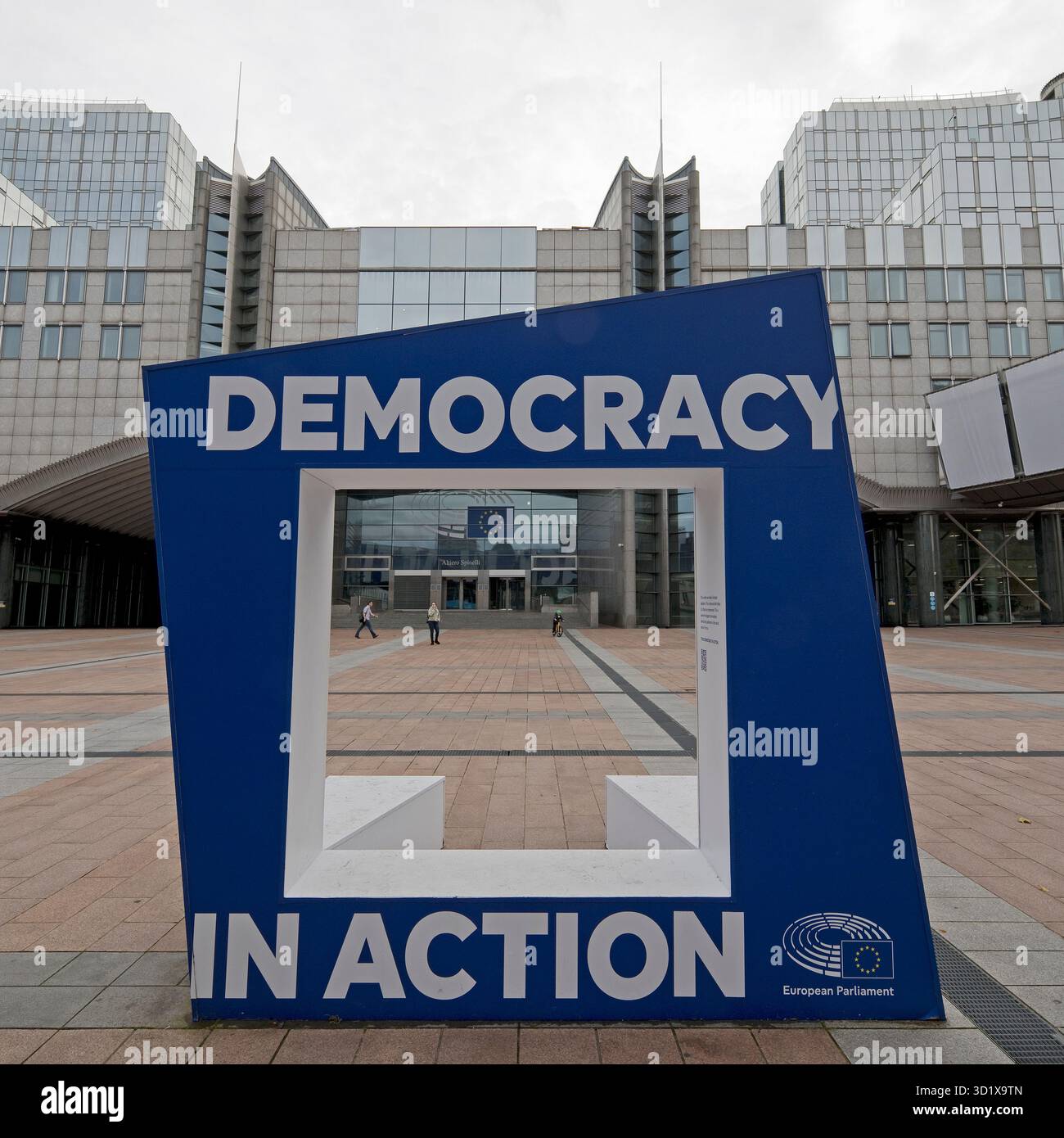 Demokratie in Aktion mit dem Altiero Spinelli-Gebäude, Europäisches Parlament, Brüssel, Belgien Stockfoto