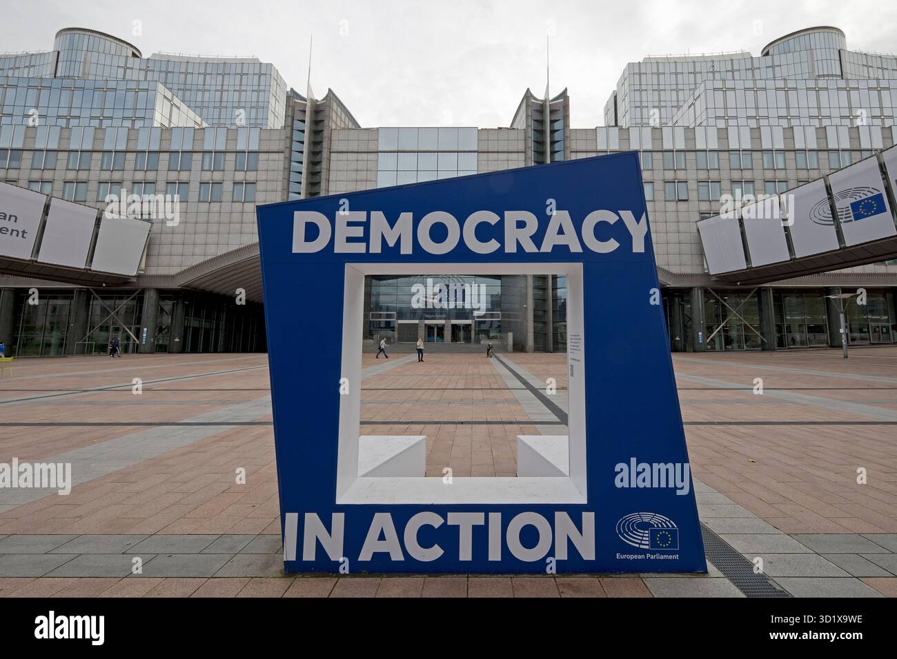 Demokratie in Aktion mit dem Altiero Spinelli-Gebäude, Europäisches Parlament, Brüssel, Belgien Stockfoto