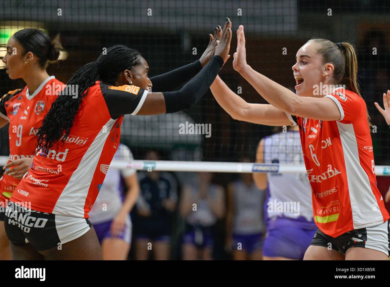 Cuneo, Italien. Oktober 2025. Jessica Rivero (Honda Cuneo Granda Volley). Nova Marring (Honda Cuneo Granda Volley) freut sich über den Sieg beim Cuneo Granda Volley gegen Il Bisonte Firenze, Volleyball Italian Serie A1 Women Match in Cuneo, Italien, 29. Oktober 2025 Credit: Independent Photo Agency/Alamy Live News Stockfoto