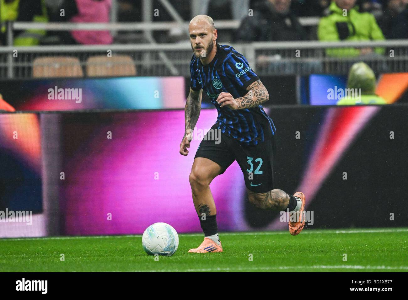 Mailand, Italien. Oktober 2025. Federico Dimarco vom FC Inter in Aktion während des italienischen Fußballspiels Serie A zwischen Inter FC Internazionale und ACF Fiorentina am 29. Oktober 2025 im Stadion Giuseppe Meazza San Siro Siro in Mailand, Italien Credit: Independent Photo Agency/Alamy Live News Stockfoto