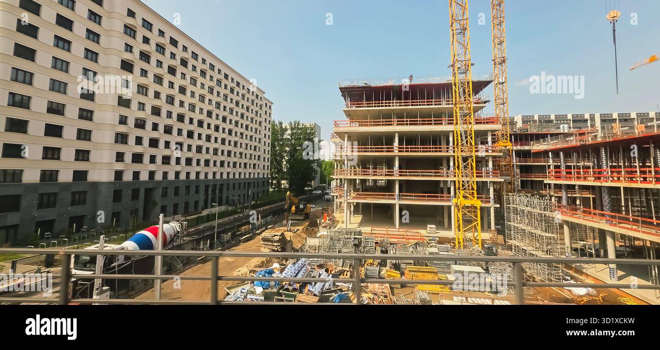 Berlin, Deutschland - 02. Juni 2025: Baustelle mit Kränen, Neubauten und Maschinen im städtischen Umfeld. - Smartphone-aufgenommenes Stockfoto