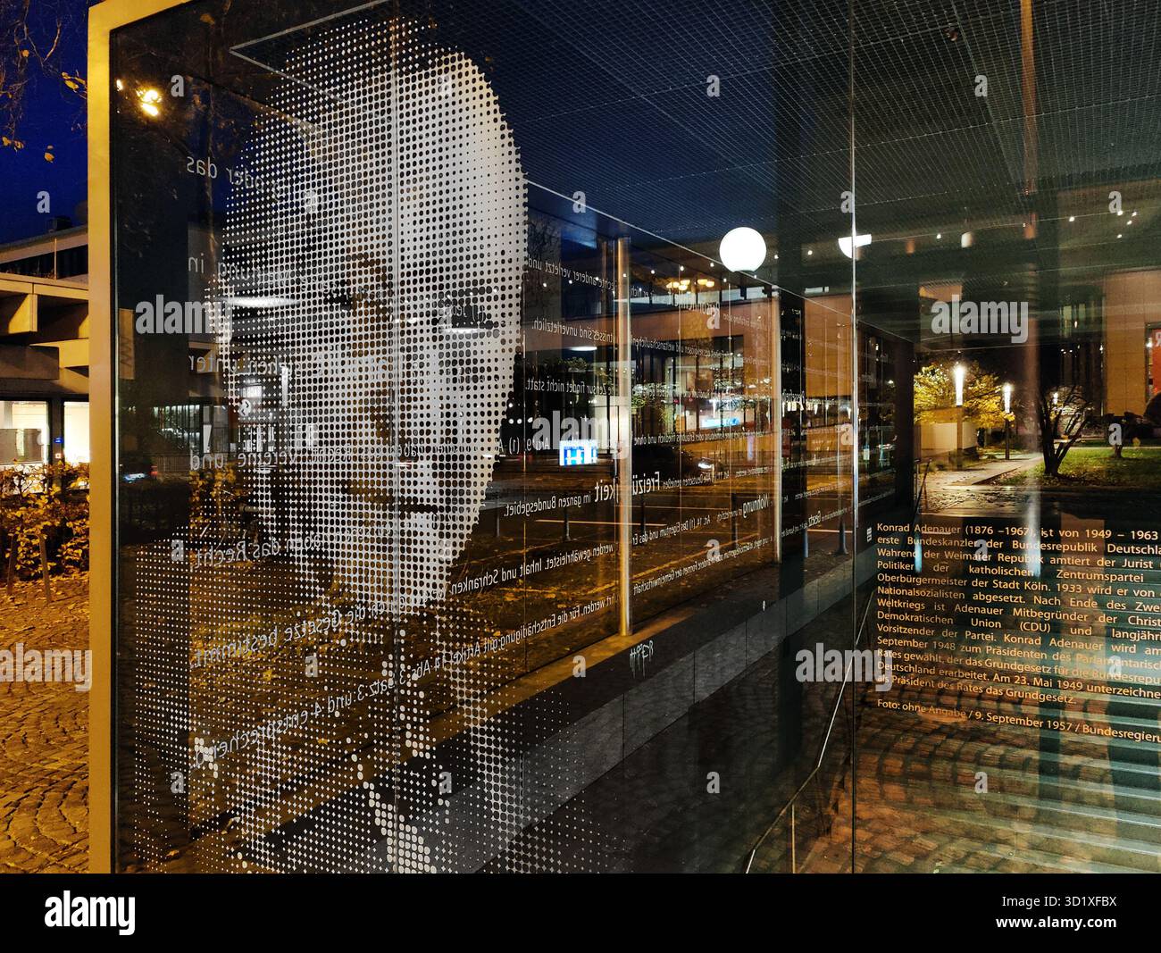 Porträt von Konrad Adenauer an der U-Bahn-Ausfahrt Heussallee und Museumsmeile, Bonn, Deutschland, Europa Stockfoto