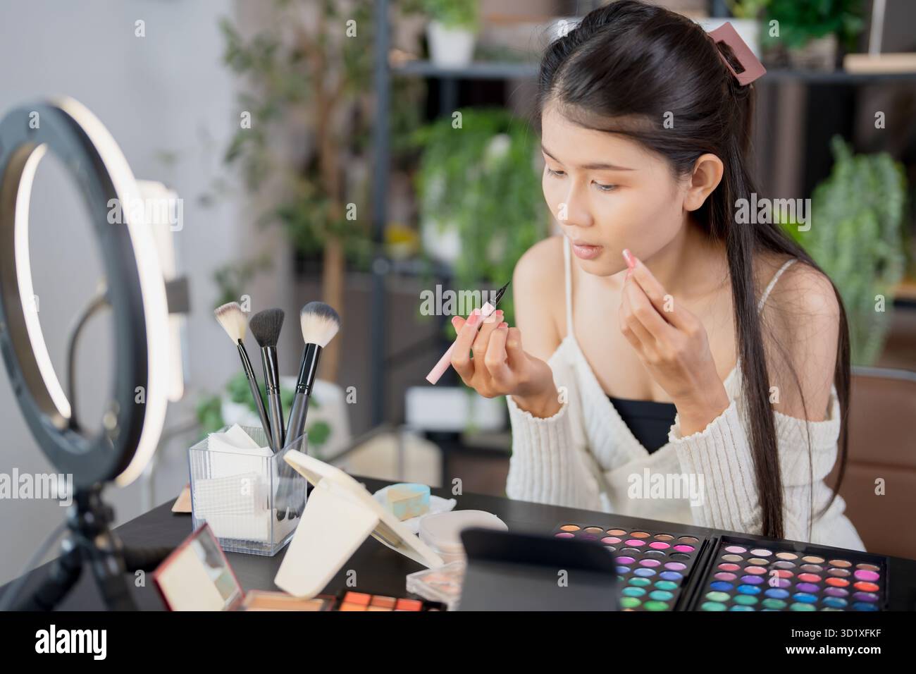 Asien Frau Schönheit Influencer Make-up Künstler Vlogger Live Streaming Make-up Tutorial auf Smartphone für soziale Medien Stockfoto
