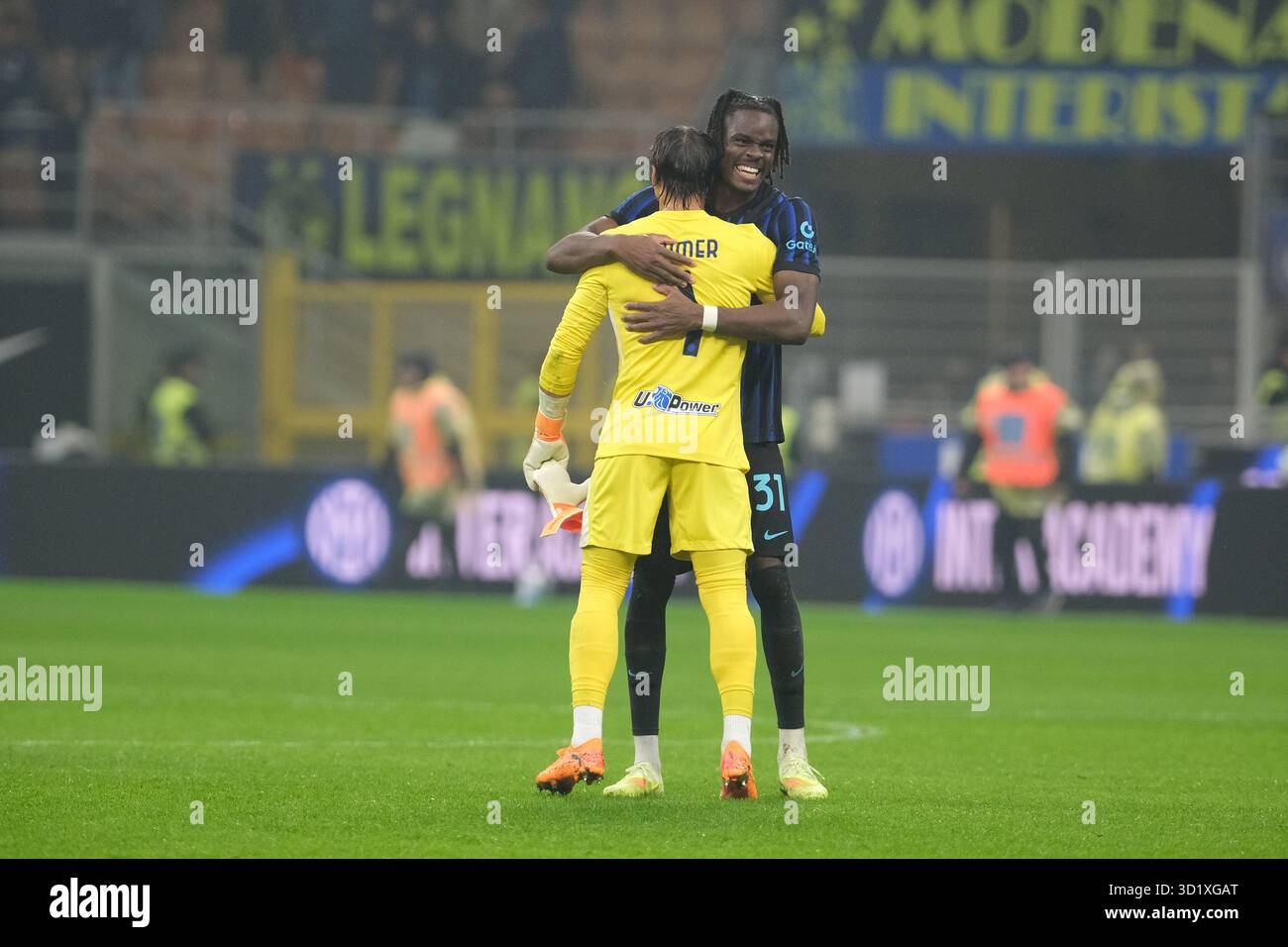 Mailand, Italien. Oktober 2025. Yann Bisseck vom FC Internazionale und Yann Sommer vom FC Internazionale feiern den Sieg des Fußballspiels zwischen dem FC Internazionale und ACF Fiorentina, MD9 der Serie A Enilive italienische Fußballmeisterschaft 2025/2026 im Giuseppe Meazza Stadion am 29. Oktober 2025 in Mailand. Quelle: Unabhängige Fotoagentur/Alamy Live News Stockfoto