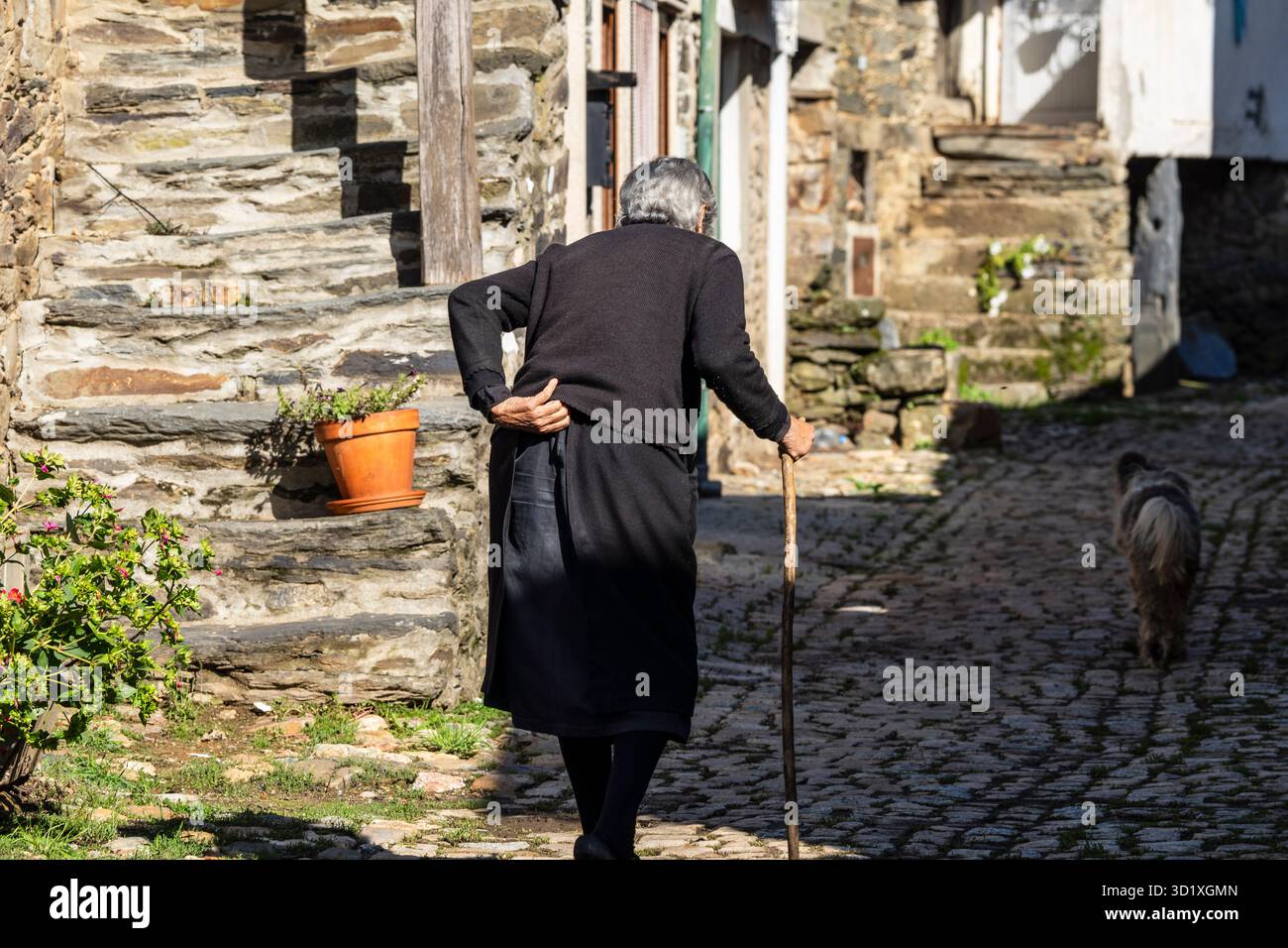 Alte Frau auf der Straße Stockfoto