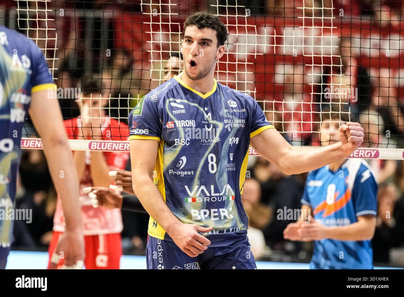Piacenza, Italien. Oktober 2025. Amir Tizi-Oualou (Valsa Group Modena) feiert während des Gas Sales Bluenergy Piacenza vs Valsa Group Modena, Volleyball Italian Serie A Männer Superliga Spiel in Piacenza, Italien, 29. Oktober 2025 Credit: Independent Photo Agency/Alamy Live News Stockfoto