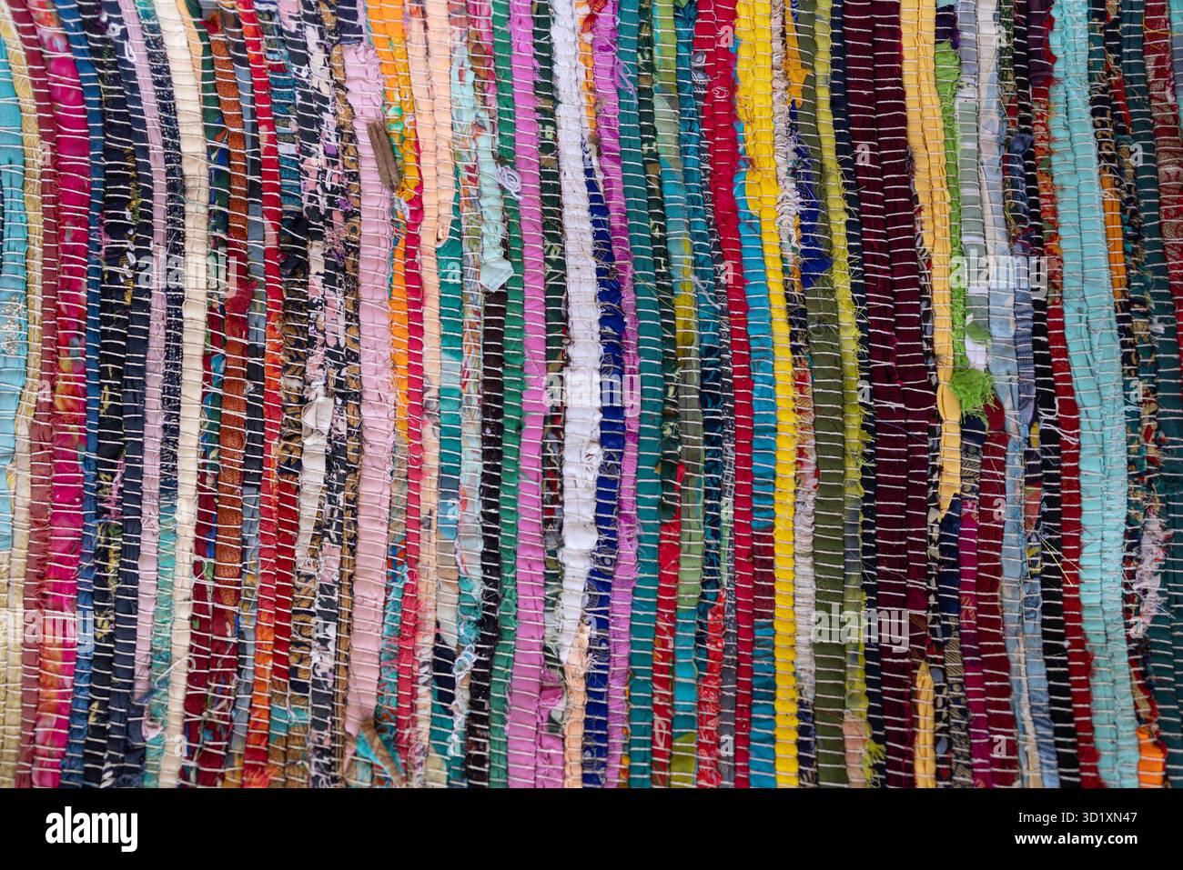 Lebendiger mehrfarbiger gewebter Stoff und Teppich Textur Hintergrund Stockfoto