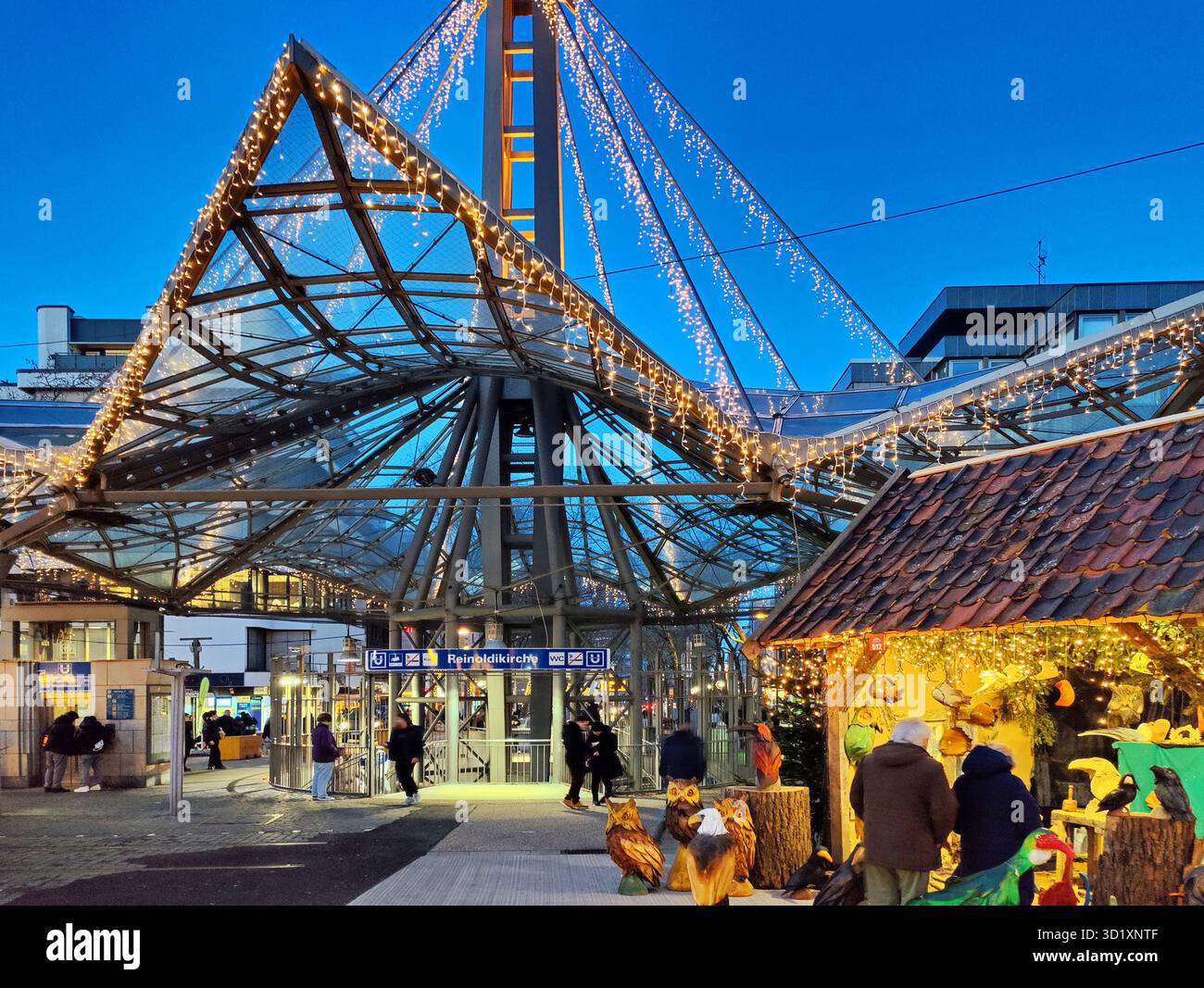 Weihnachtsmarkt an der U-Bahn-Station Reinoldikirche, Dortmund, Ruhrgebiet, Deutschland, Europa Stockfoto