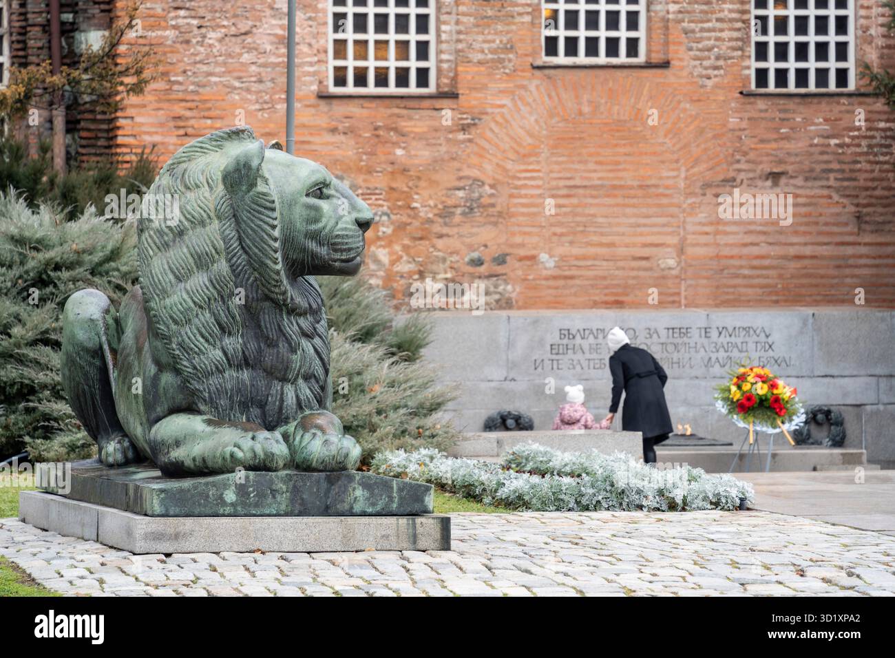 Das Denkmal für den unbekannten Soldaten und die Skulptur eines Löwen (nationales Symbol Bulgariens) des Bildhauers Andrej Nikolov Stockfoto
