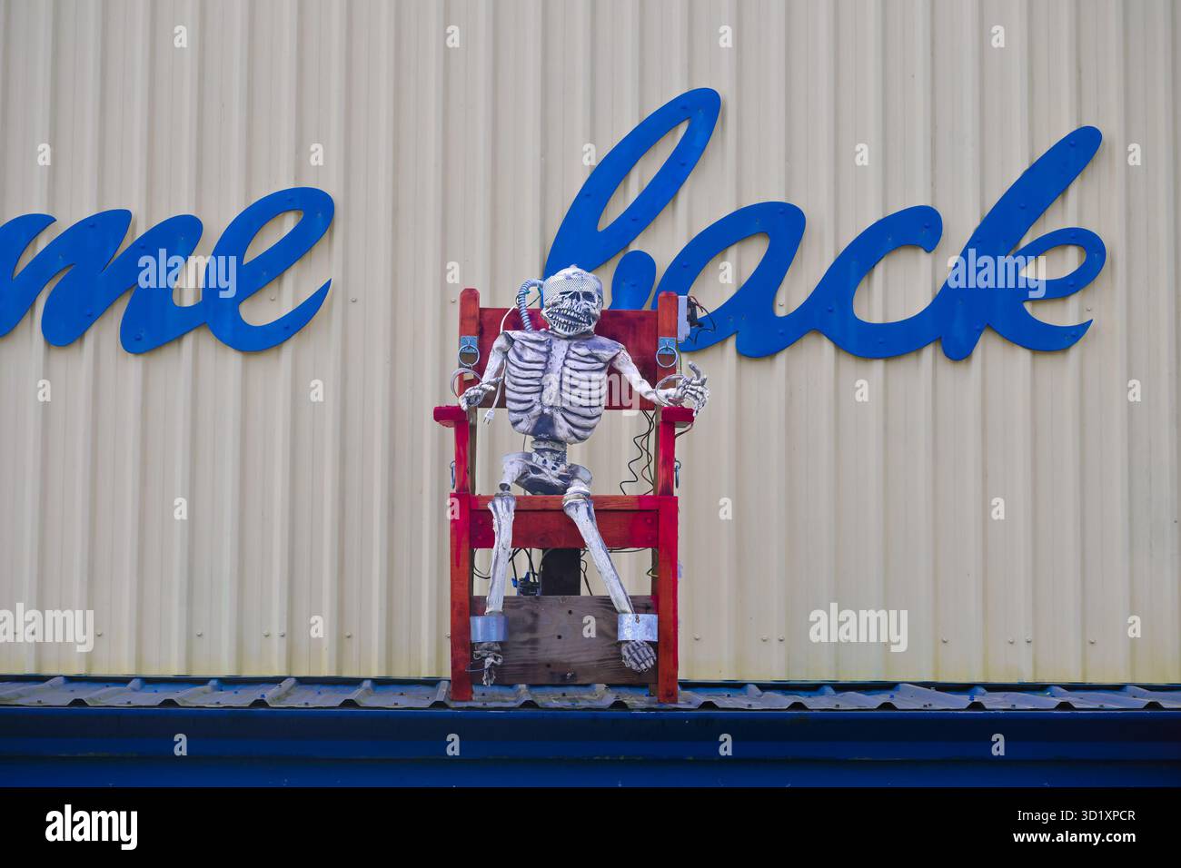 Skelett im elektrischen Stuhl, Molly's REACH, Gibsons, Sunshine Coast, British Columbia, Kanada Stockfoto