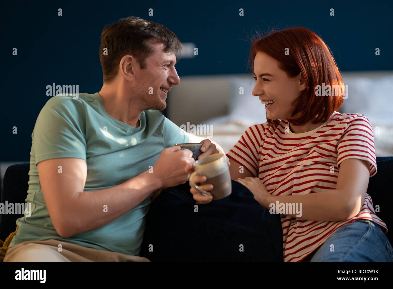 Mann und Frau kommunizieren, trinken Kaffee. Romantisches Paar lacht, lächelt, hat Spaß, genießt sich gegenseitig, kommt näher. Cheerf Stockfoto