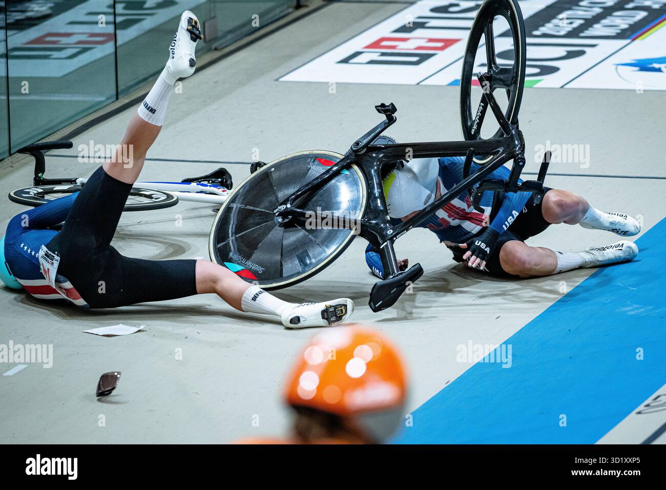 SCHWARZ - INGRAM Bethany - ROT - JASTRAB Megan ( USA ) – USA – Querformat - quer - horizontal - Landschaft - Veranstaltung/Veranstaltung: UCI Track Cycling Weltmeisterschaft 2025 - Kategorie/Kategorie: Radfahren - Track Cycling – Weltmeisterschaften - Elite Frauen - Ort/Ort: Südamerika – Chile – Santiago de Chile – Velodromo Parque Peñalolen Instituto - Disziplin: Madison - Entfernung: 30 km - Datum: – Datum/Datum: 25.10.2025 – Samstag – Tag 4 - Tag - Fotograf: © Arne Mill frontalvision.com Stockfoto