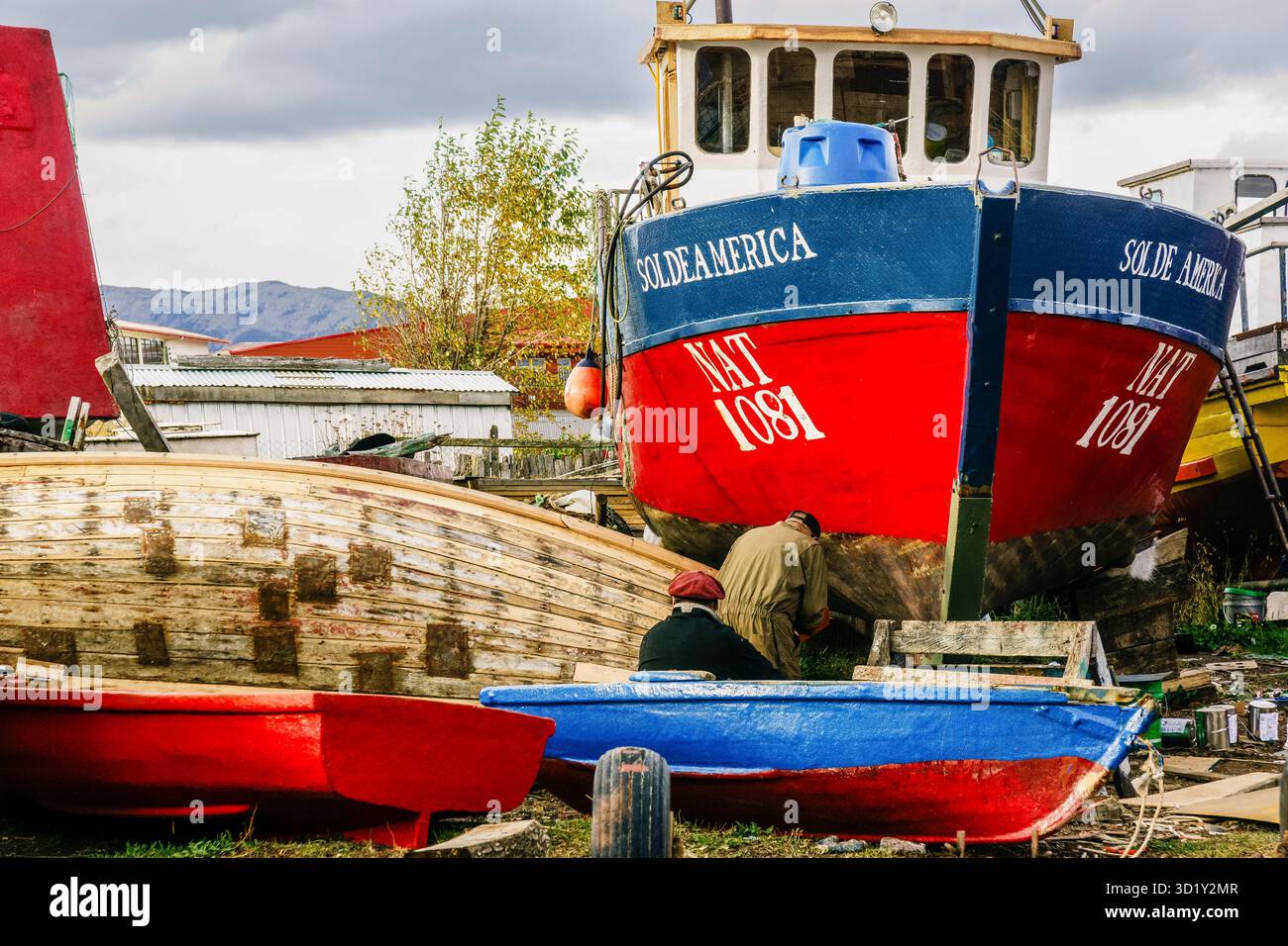Reparatur von Fischerbooten, Puerto Natales, Region Magallanes, chilenische Antarktis, Patagonien, Republik Chile, Südamerika Stockfoto