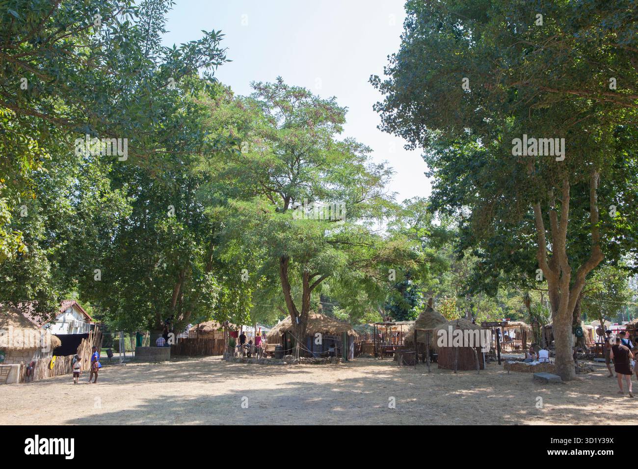 Xinzo, Spanien - 25. August 2025: Alameda do Toural Celtic Camp Overview. Festa do Esquecemento, Ourense, Spanien Stockfoto