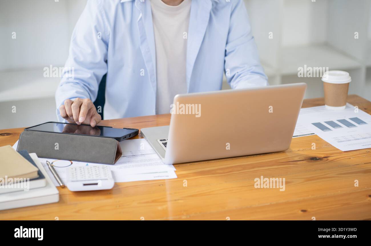 Geschäftsmann, der mit einem Laptop arbeitet, Hände auf einer Tastatur tippen. Professioneller Investor, der ein neues Start-up-Projekt durchführt. bu Stockfoto