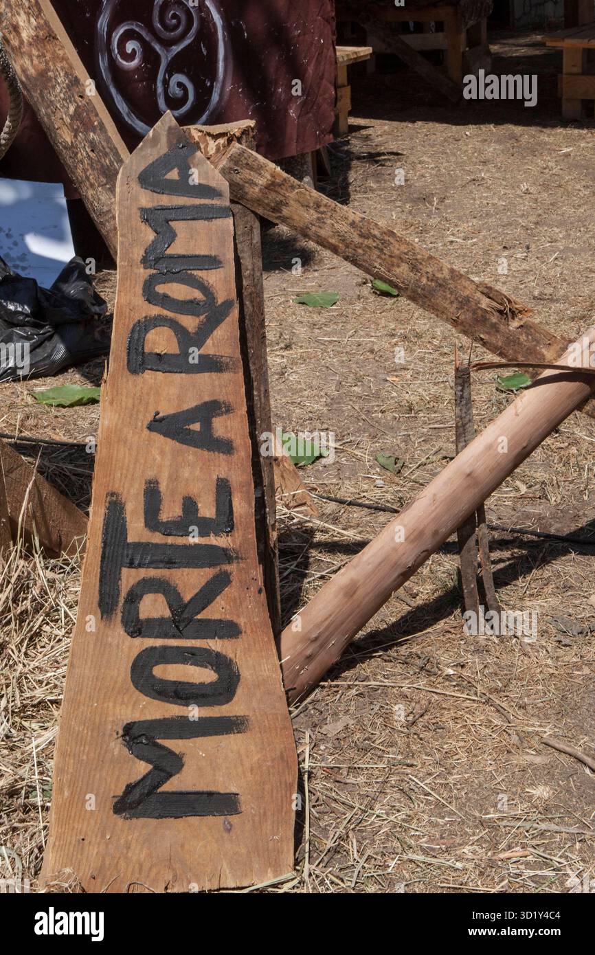 Xinzo, Spanien - 25. August 2025: Ourense Spanien. Keltisches Banner mit der Proklamation „Tod für Rom“ in Galicischer Sprache Stockfoto