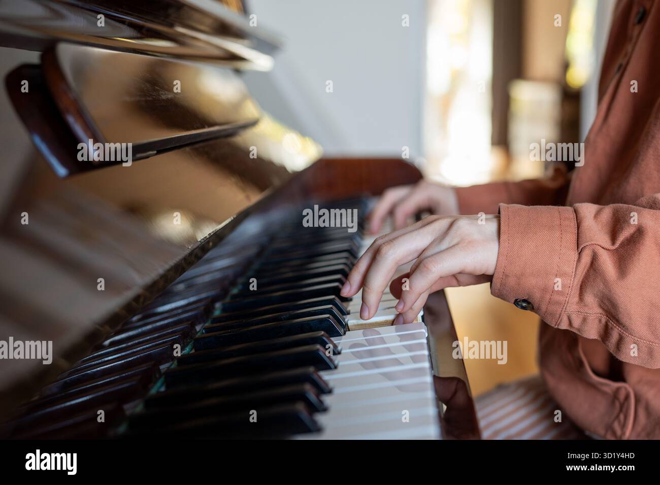 Hände einer professionellen Pianistin, die ihre musikalischen Fähigkeiten beim Klavierspielen im Konservatorium übt. Stockfoto