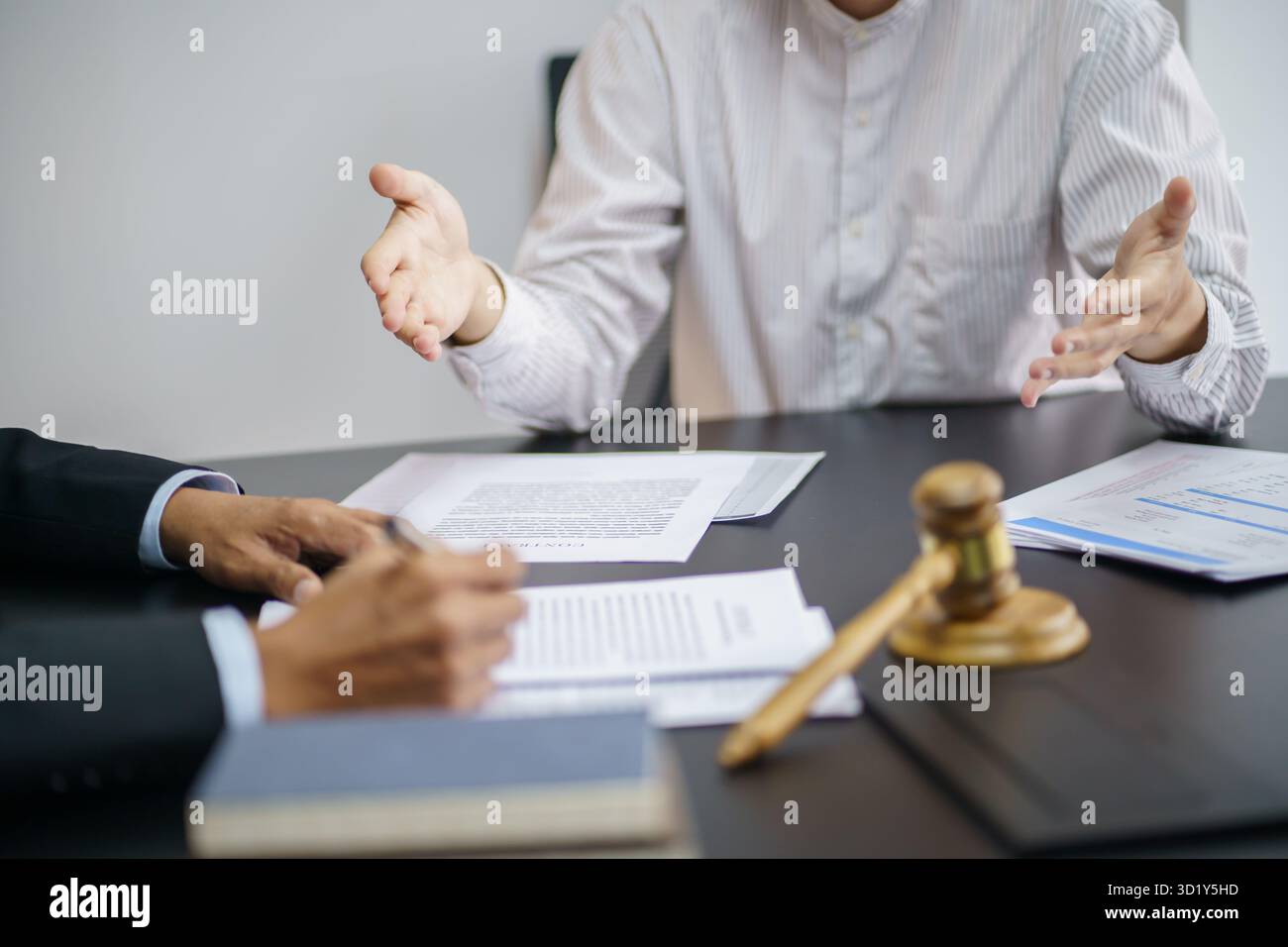 Rechtsberater präsentiert auf dem Client einen unterzeichneten Vertrag mit Hammer und rechtlichen Gesetz. Justiz und Rechtsanwalt Konzept Stockfoto