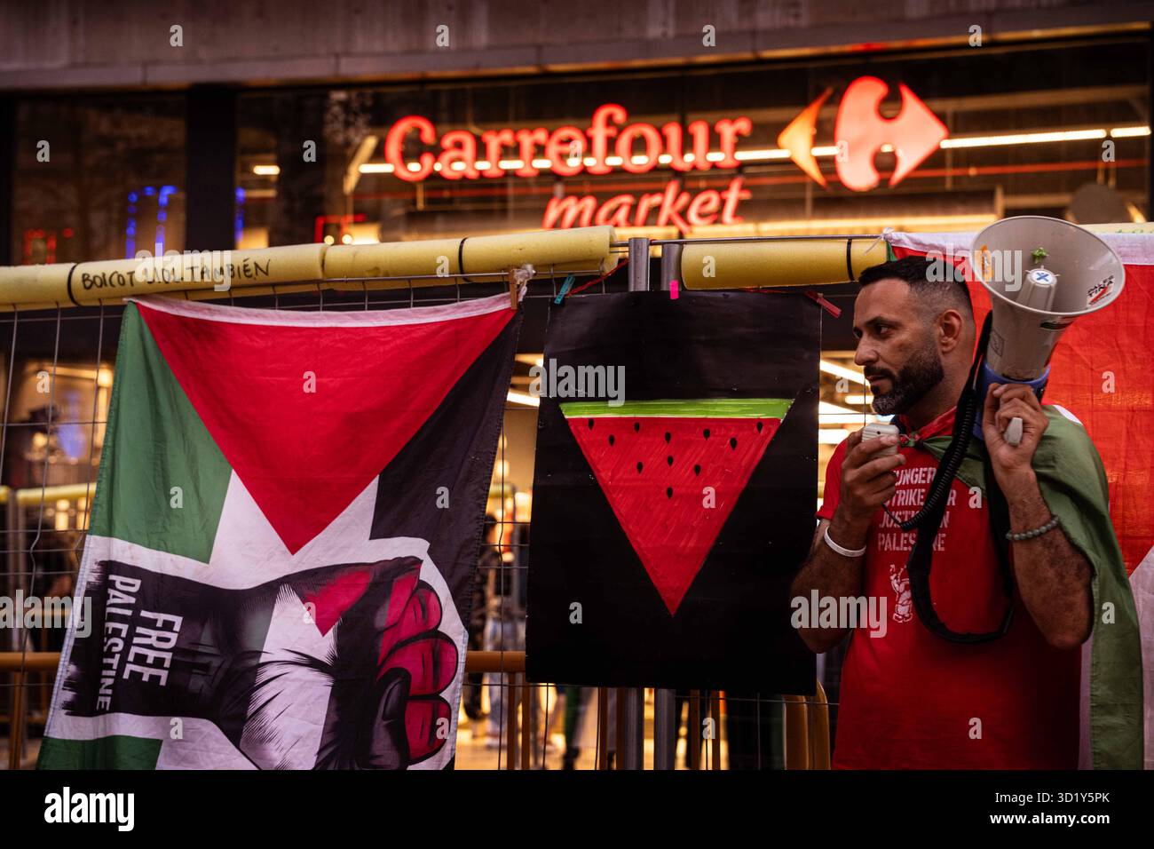 Demonstranten marschieren durch das Stadtzentrum Barcelonas und fordern politischen Wandel, Spanien für palästina Stockfoto