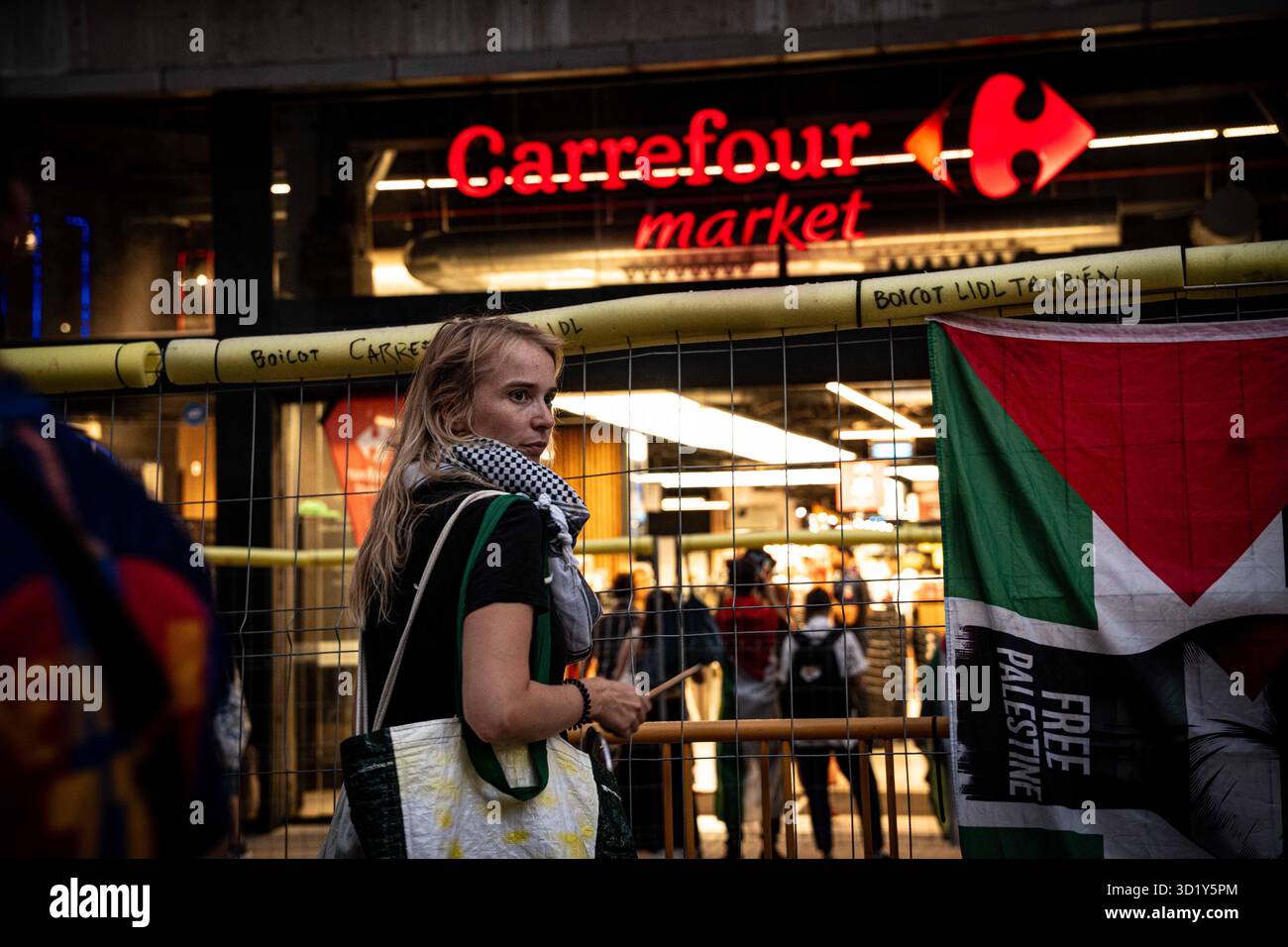 Demonstranten marschieren durch das Stadtzentrum Barcelonas und fordern politischen Wandel, Spanien für palästina Stockfoto