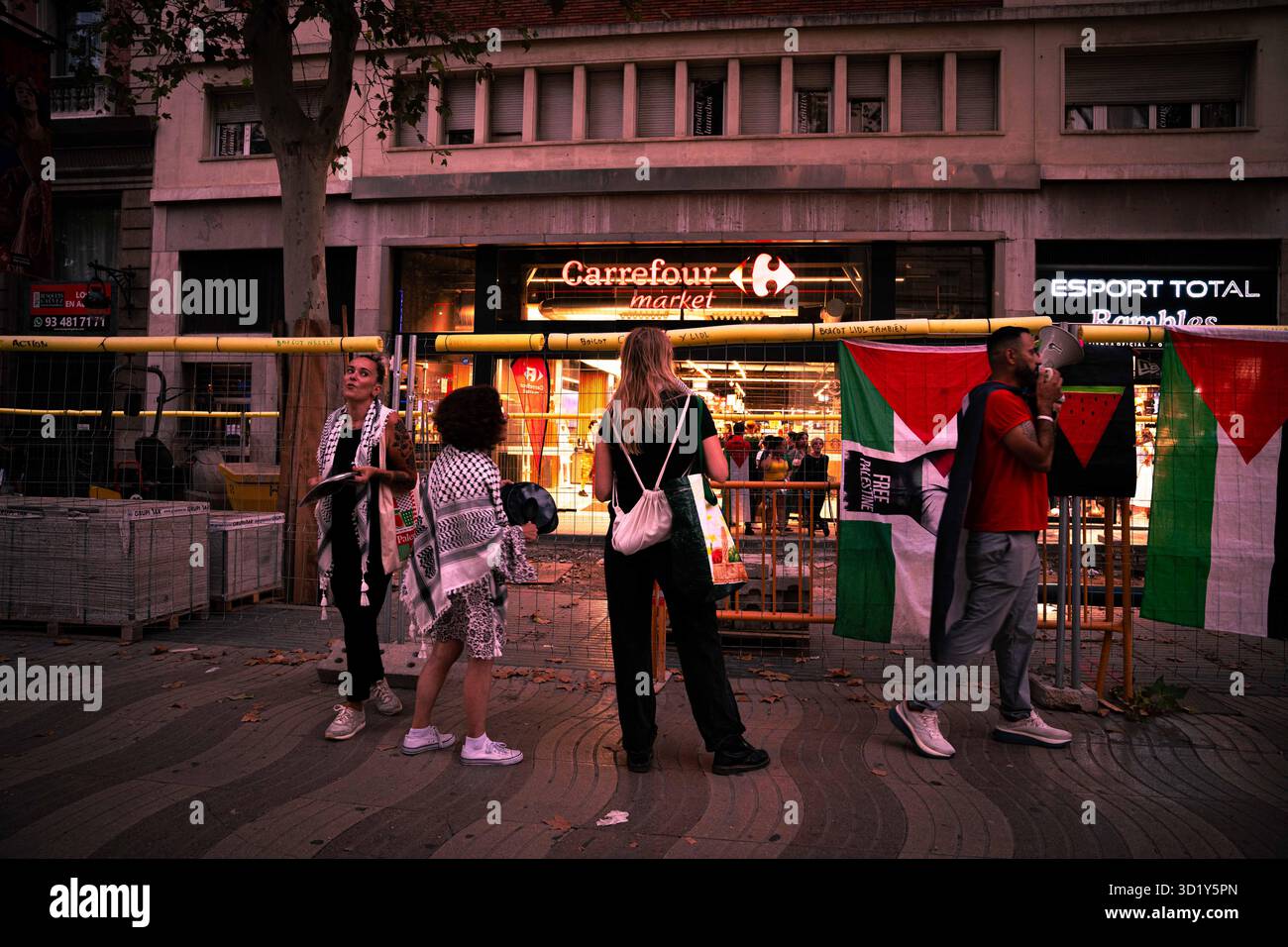Demonstranten marschieren durch das Stadtzentrum Barcelonas und fordern politischen Wandel, Spanien für palästina Stockfoto