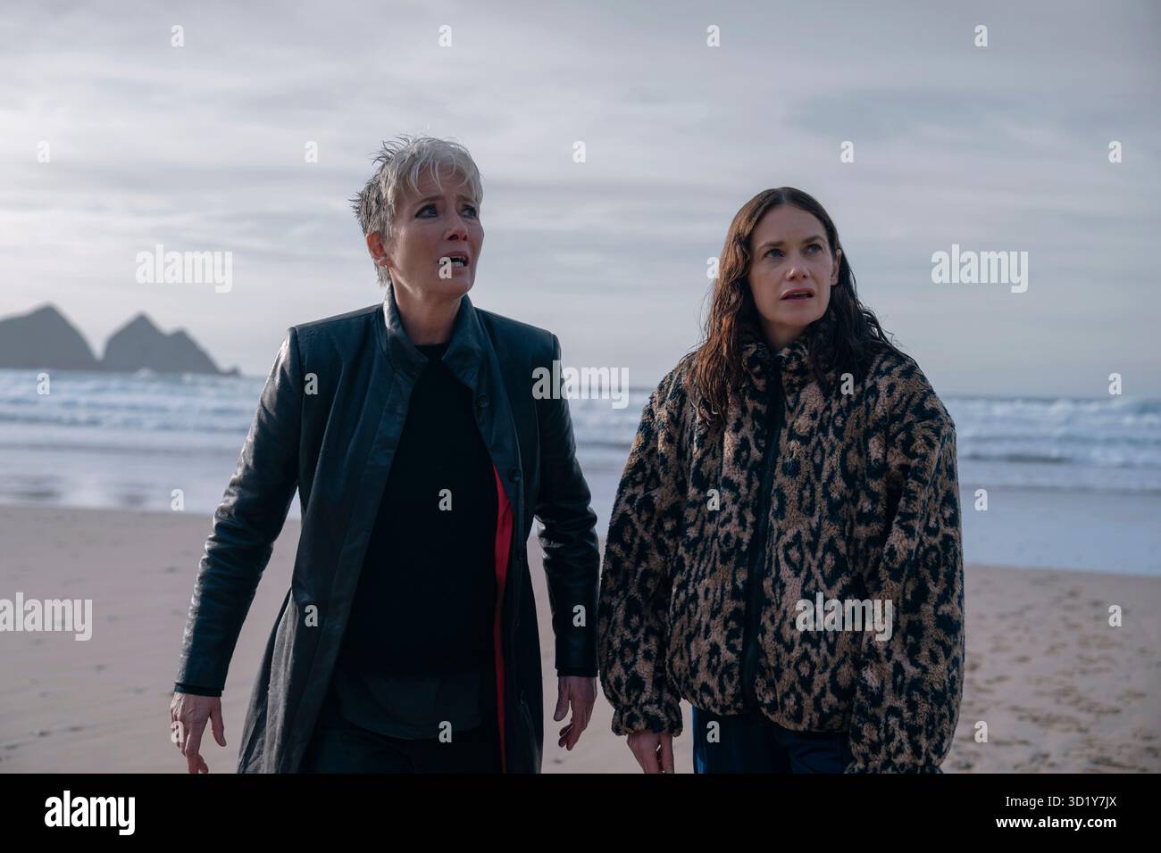 Down Cemetery Road (2025) TV-Serie von Morwenna Banks und Mick Herron mit Emma Thompson und Ruth Wilson als Privatdetektiv Zoë Boehm und besessene Nachbarin Sarah Tucker, die nach einer Hausexplosion und dem Verschwinden eines Mädchens in Oxford eine tödliche Verschwörung aufdeckte. Werbefoto von Staffel 1 NUR FÜR REDAKTIONELLE ZWECKE. Kredit: BFA / Matt Towers / Apple TV+ Stockfoto