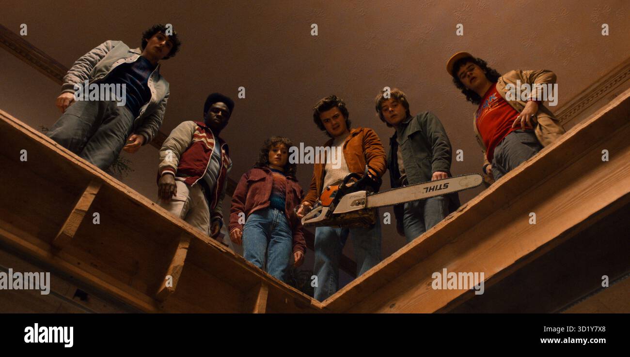 Stranger Things (2016-2025) TV-Serie von Matt Duffer und Ross Duffer mit Natalia Dyer, Caleb McLaughlin, Finn Wolfhard, Charlie Heaton, Joe Keery, und Gaten Matarazzo. Ein übernatürlicher Thriller, der im Indiana der 1980er Jahre spielt, folgt einer Gruppe von Kindern, die geheime Experimente aufdecken und Bedrohungen aus einer alternativen Dimension namens Upside Down ausgesetzt sind. Werbung noch ab Staffel 5 NUR FÜR REDAKTIONELLE ZWECKE. Kredit: BFA/Netflix Stockfoto