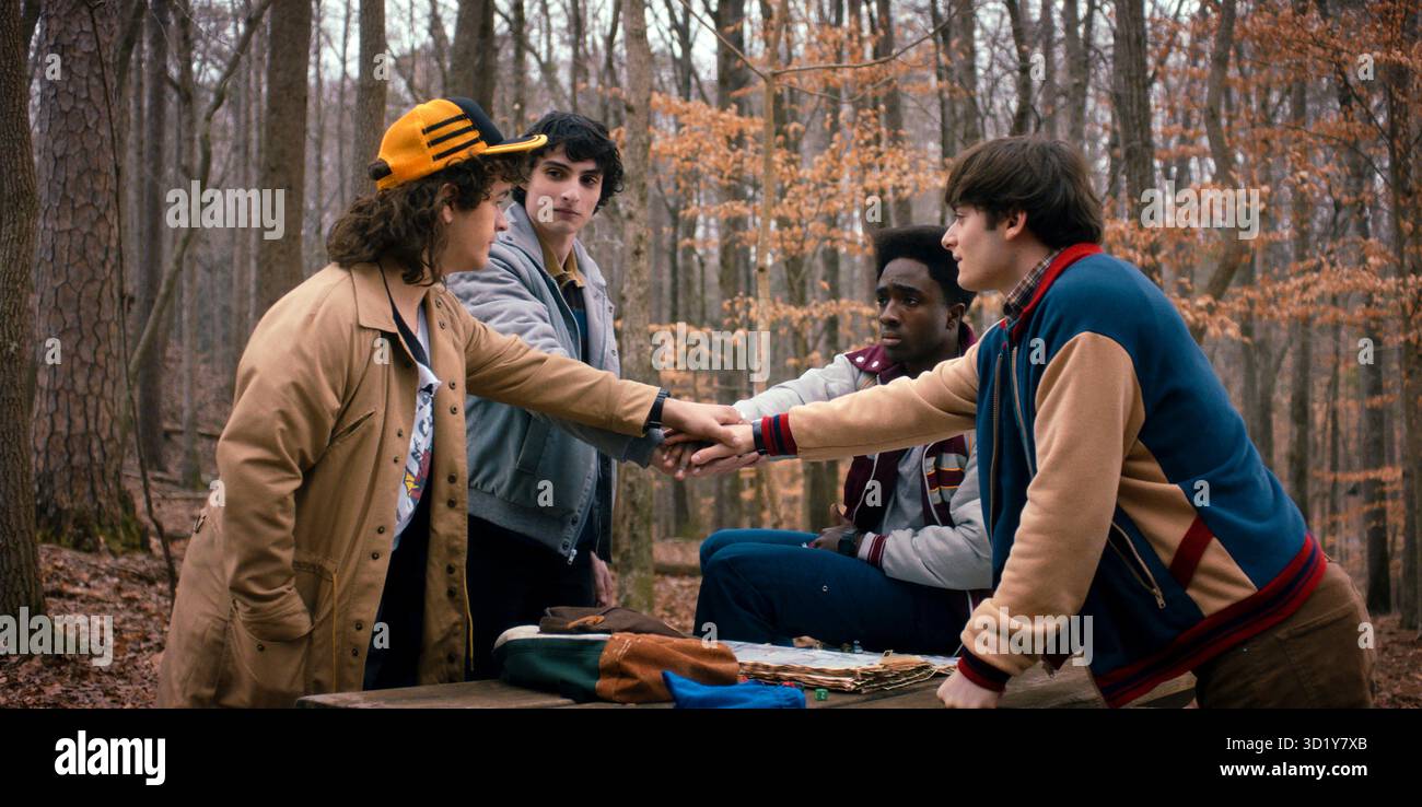 Stranger Things (2016–2025) TV-Serie von Matt Duffer und Ross Duffer mit Gaten Matarazzo als Dustin Henderson, Finn Wolfhard als Mike Wheeler, Caleb McLaughlin als Lucas Sinclair und Noah Schnapp als will Byers. Ein übernatürlicher Thriller, der im Indiana der 1980er Jahre spielt, folgt einer Gruppe von Kindern, die geheime Experimente aufdecken und Bedrohungen aus einer alternativen Dimension namens Upside Down ausgesetzt sind. Werbung noch ab Staffel 5 NUR FÜR REDAKTIONELLE ZWECKE. Kredit: BFA/Netflix Stockfoto