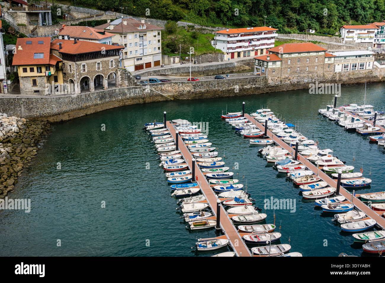 Fischerhafen und Blick auf das Dorf, Mutriku, Vizcaya, Euzkadi, Spanien Stockfoto