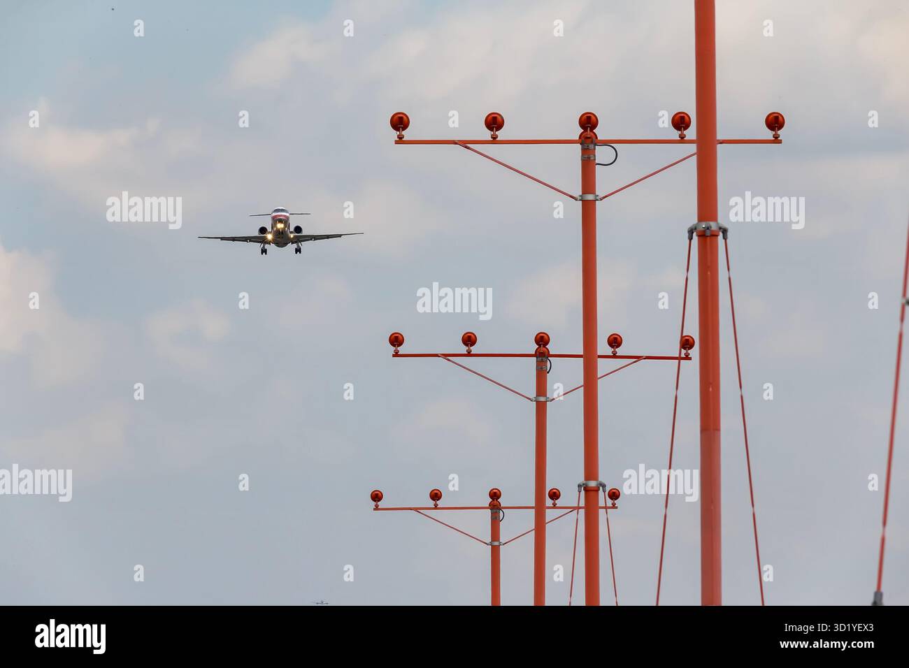 Präzisionslandung: Verkehrsflugzeuge nähern sich großen internationalen Flughäfen mit ATC Guidance an Stockfoto
