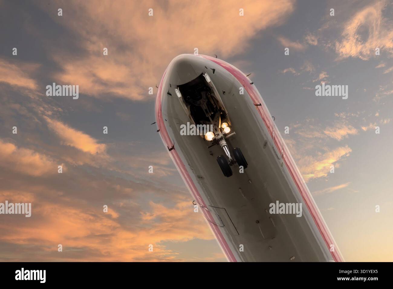 Präzisionslandung: Verkehrsflugzeuge nähern sich großen internationalen Flughäfen mit ATC Guidance an Stockfoto