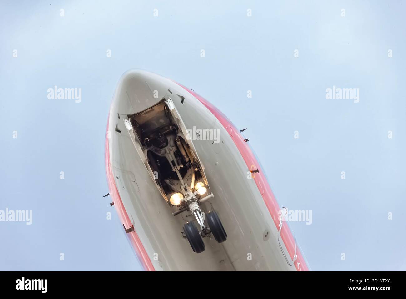 Präzisionslandung: Verkehrsflugzeuge nähern sich großen internationalen Flughäfen mit ATC Guidance an Stockfoto
