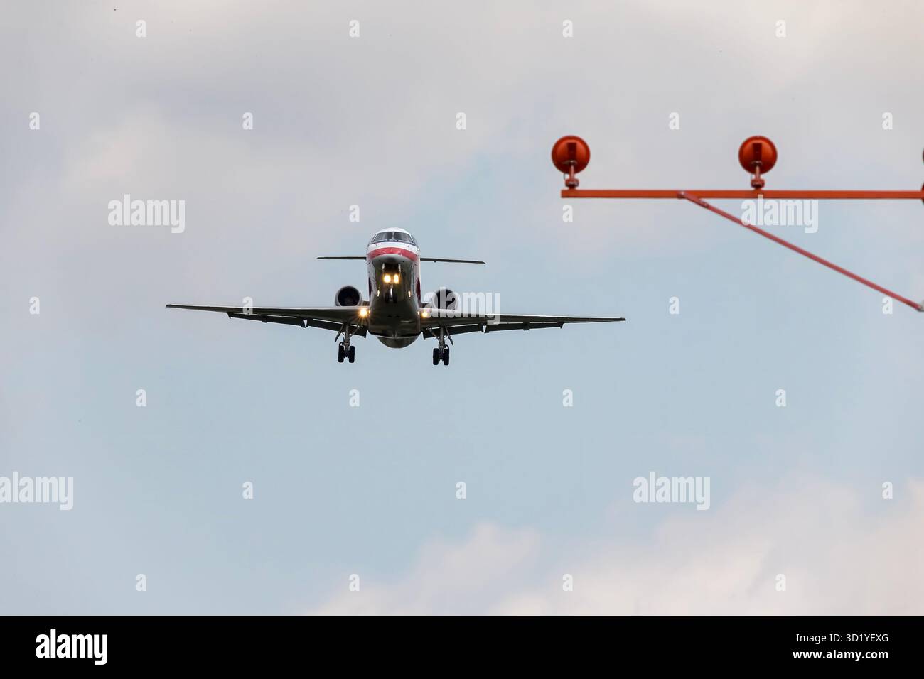 Präzisionslandung: Verkehrsflugzeuge nähern sich großen internationalen Flughäfen mit ATC Guidance an Stockfoto
