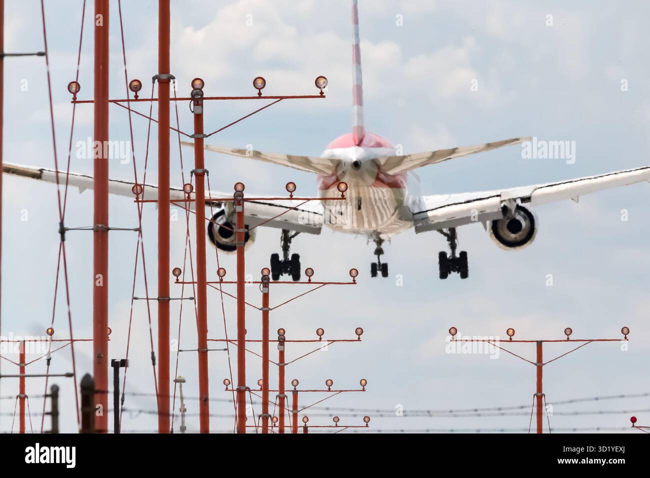 Präzisionslandung: Verkehrsflugzeuge nähern sich großen internationalen Flughäfen mit ATC Guidance an Stockfoto