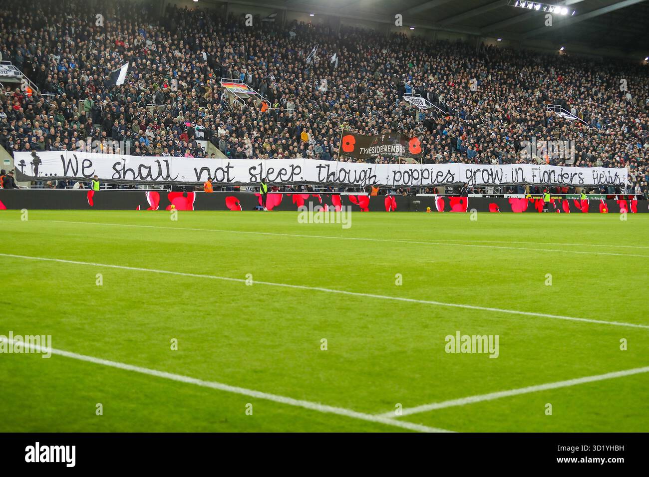 Newcastle upon Tyne, Großbritannien. Oktober 2025. Newcastle-Fans zollen den gefallenen Truppen vor dem Remembrance Sunday während des Achtelfinale-Spiels des Newcastle United gegen Tottenham Hotspur Carabao Cup am 29. Oktober 2025 im St. James' Park, Newcastle upon Tyne, England. Credit: Lee Keuneke/Every Second Media Credit: Every Second Media/Alamy Live News Stockfoto